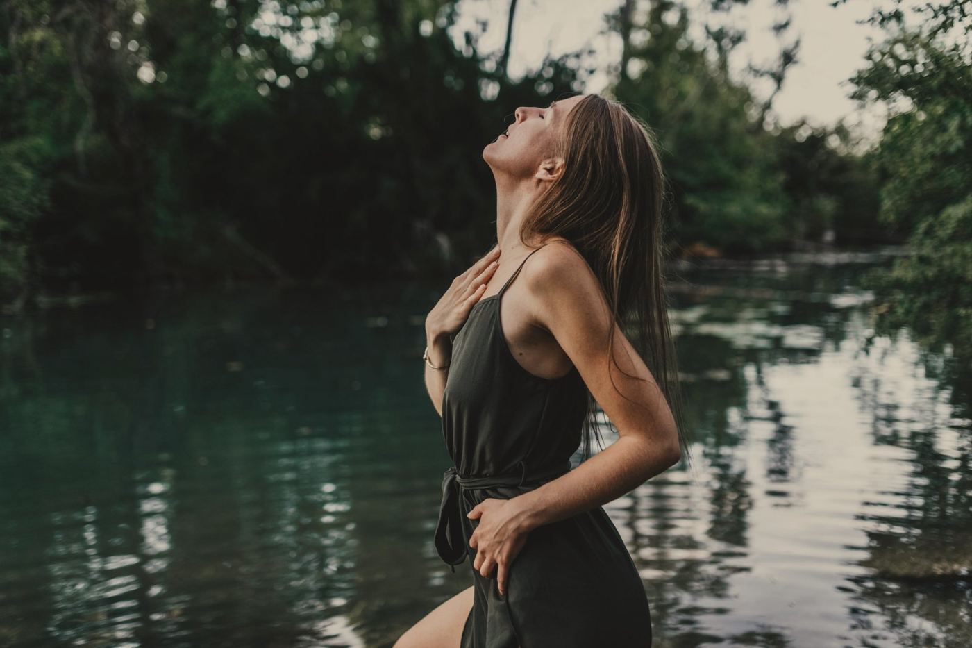 Sarah am See mit der Hand auf dem Herzen